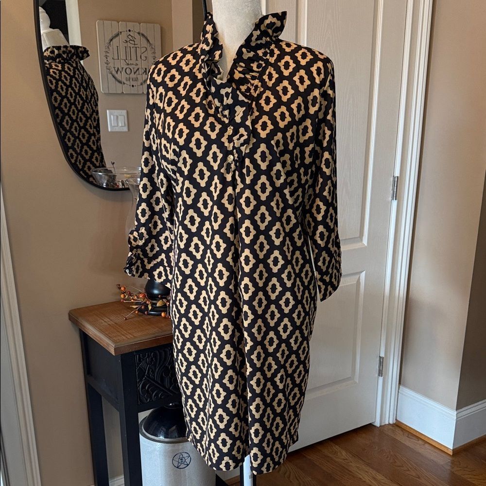 Mud Pie Ruffle Neck Shift Dress Black Tan Geometric Print 3/4 Sleeve Women’s L